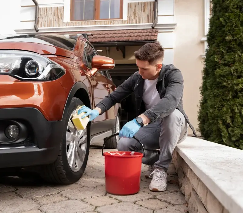 Lavage auto à domicile Lunery : professionnel intervenant sur un véhicule